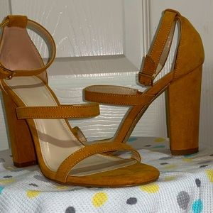 🍂Three strapped mustard yellow block heel